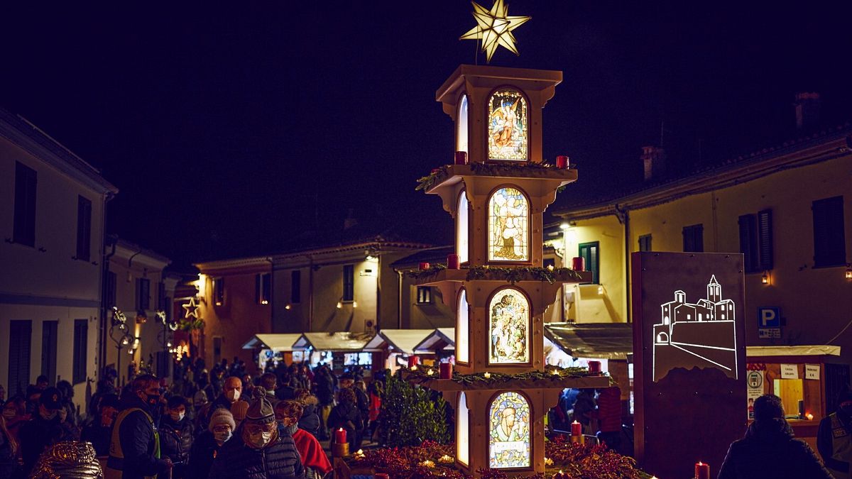 Grande albero di Natale e mercatini: la magia del borgo si accende per le festività