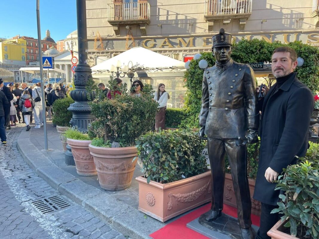 Grande successo per la scultura di Domenico Sepe in Piazza del Plebiscito