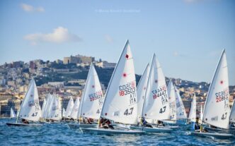 Grande Vela In Arrivo Al Porti