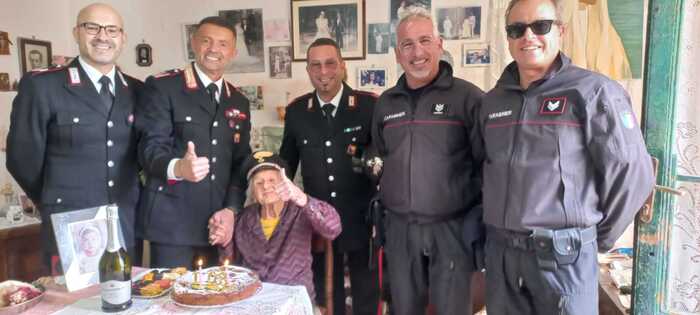 I carabinieri di Favignana celebrano il 103esimo compleanno di Rosa Giangrasso, simbolo di longevità