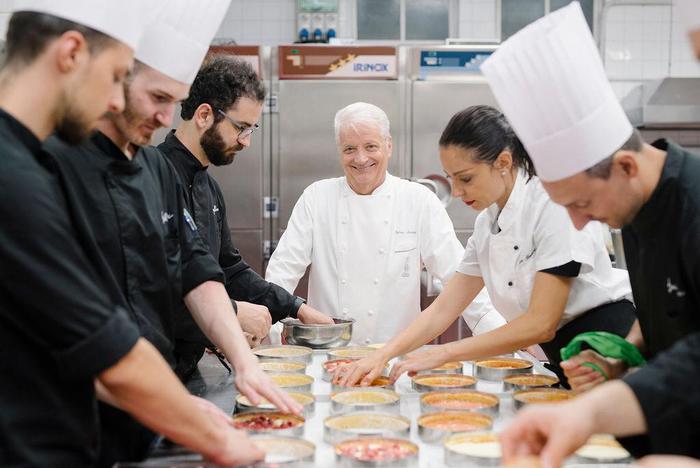 Iginio Massari presenta la sua autobiografia: un viaggio tra successi e sfide nel mondo della pasticceria