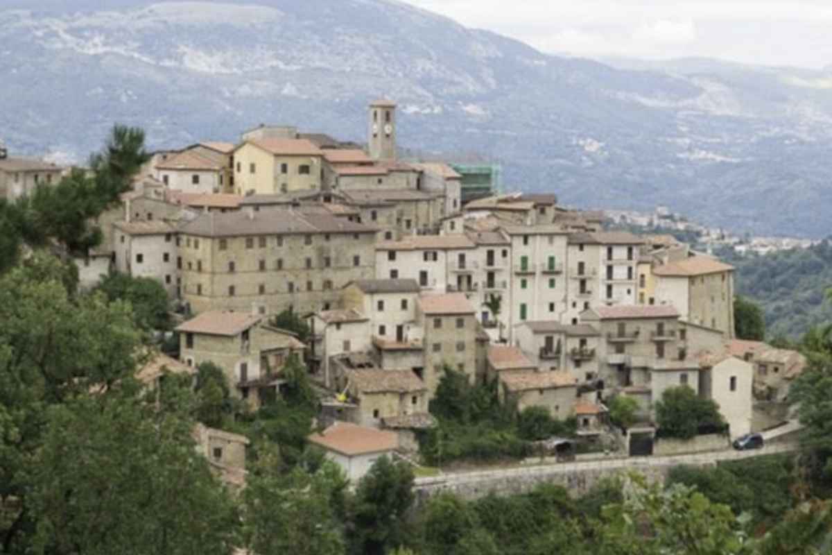 È il borgo medioevale più piccolo del Lazio, una vera perla incastonata tra boschi e sentieri: la meta perfetta per una fuga veloce dal caos