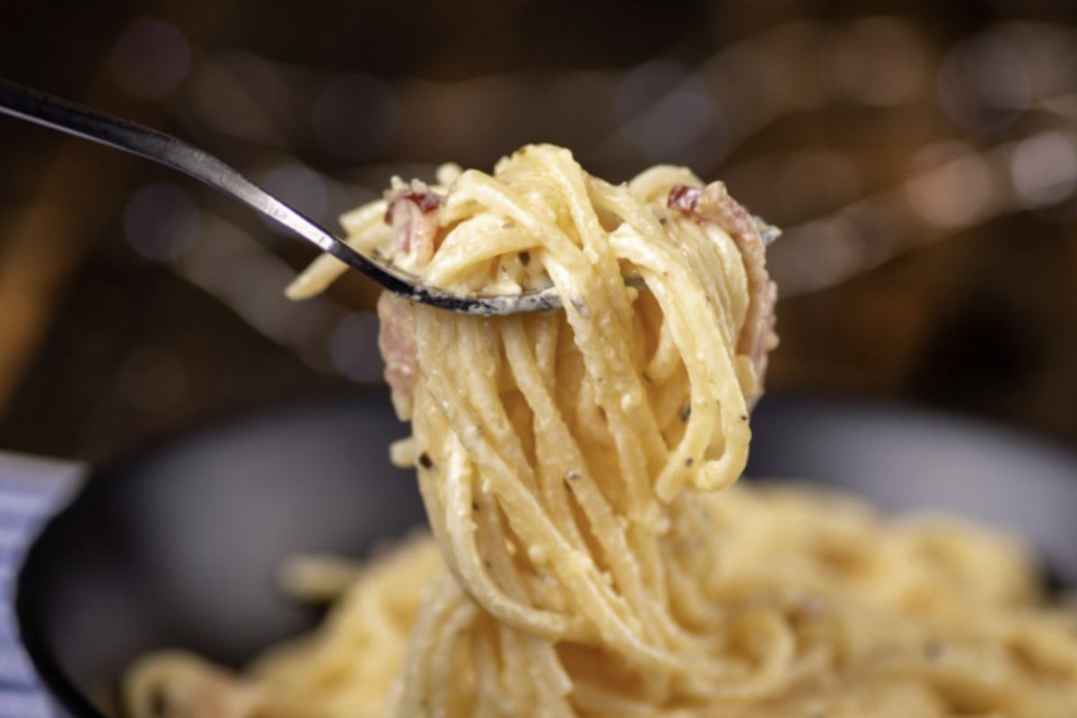 La vera carbonara si prepara con pochi e semplici ingredienti: spaghetti, guanciale, tuorli d'uovo, pecorino romano e pepe nero