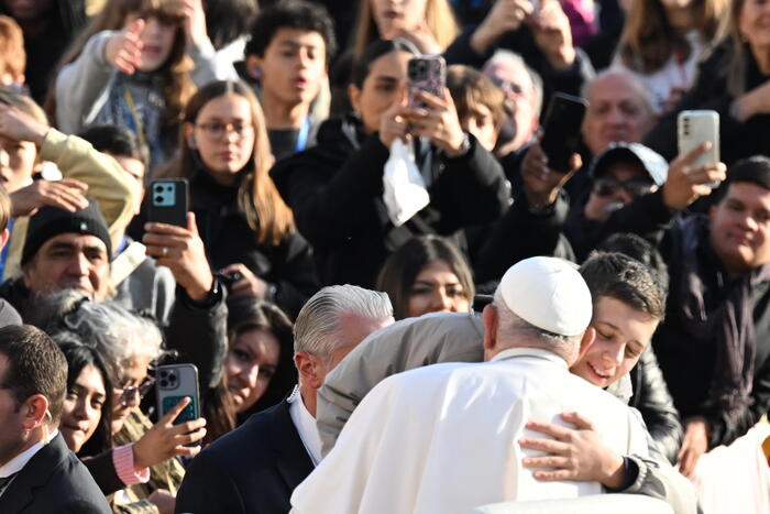 Il Papa e la Tenerezza della Cura: Un Messaggio agli Operatori Sanitari