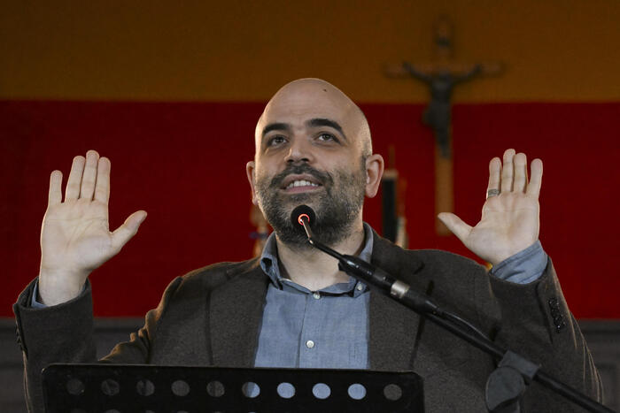 Il complesso caso di Roberto Saviano: rinvii e sfide nella lotta contro la mafia