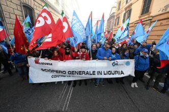 In migliaia in piazza a Genova