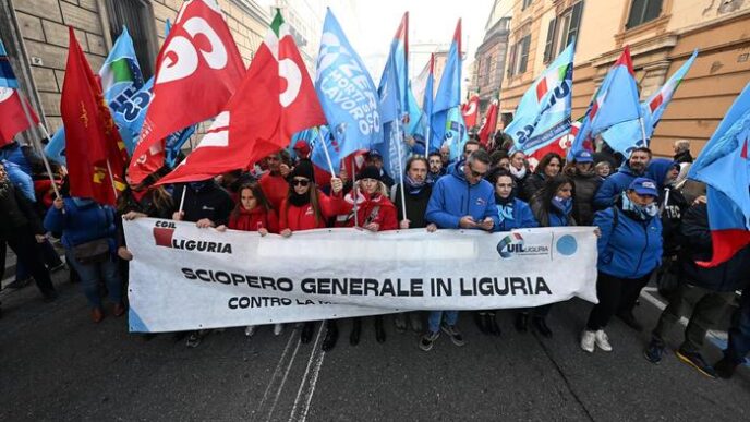 In migliaia in piazza a Genova