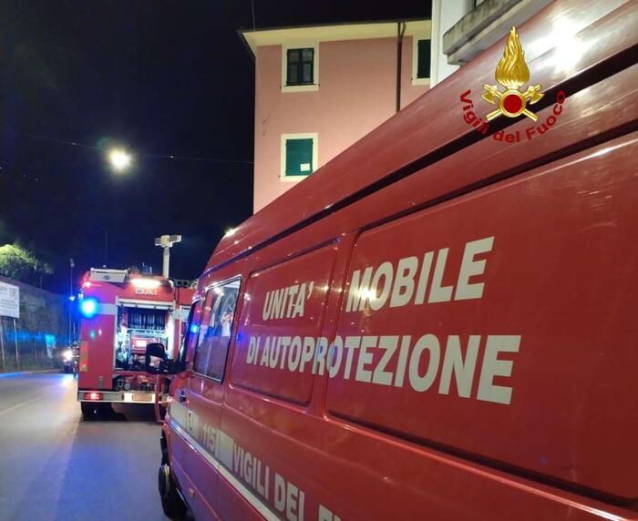 Incendi a Genova: vigili del fuoco in azione tra Bolzaneto e Val Polcevera