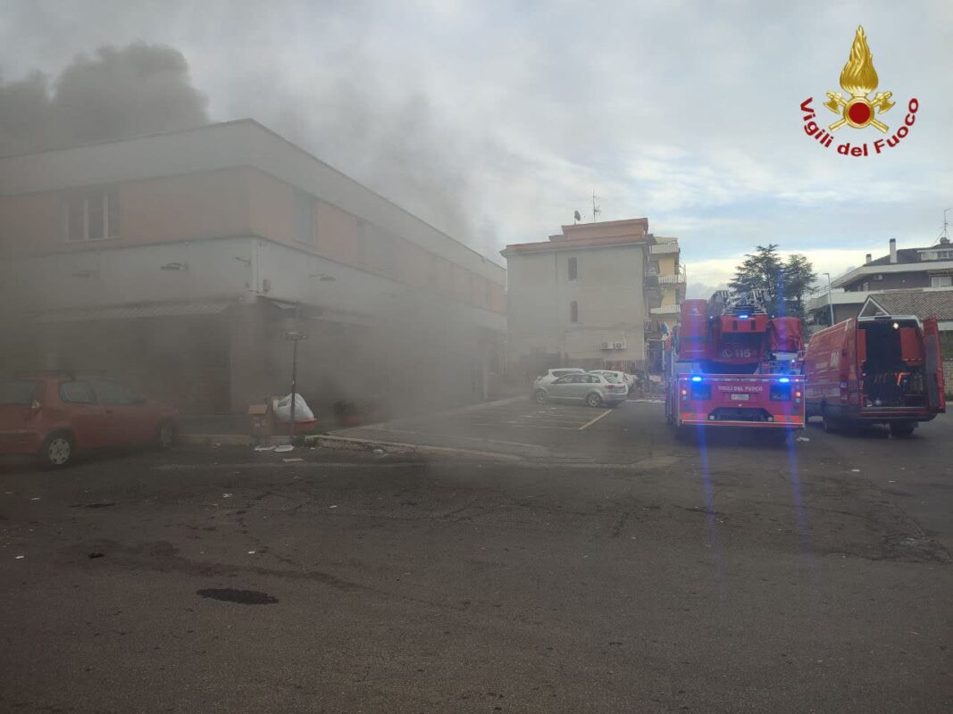 Incendio a Roma: fiamme distruggono magazzino dolciario a Due Leoni, evacuazioni in corso