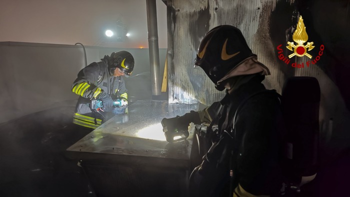 Incendio a Rovigo: Vigili del Fuoco Intervengono in Pizzeria del Centro Commerciale La Fattoria