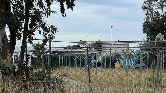 Incendio al stabilimento balneare Paradise Beach di Scalea: si indaga su una possibile origine dolosa