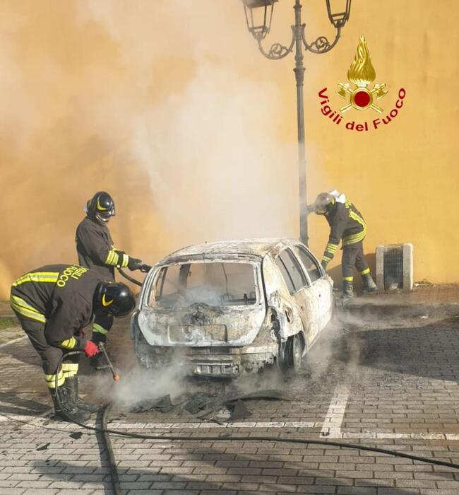 Incendio automobilistico a Sant’Arsenio: nessun ferito e intervento rapido dei vigili del fuoco