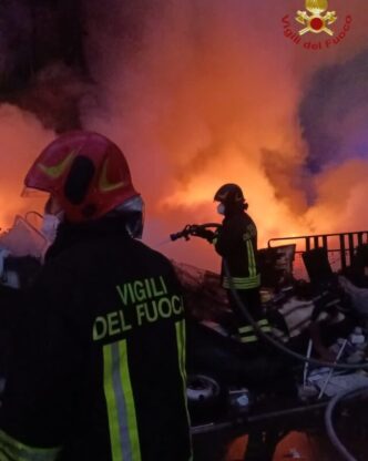 Incendio Devasta Capannone Abu