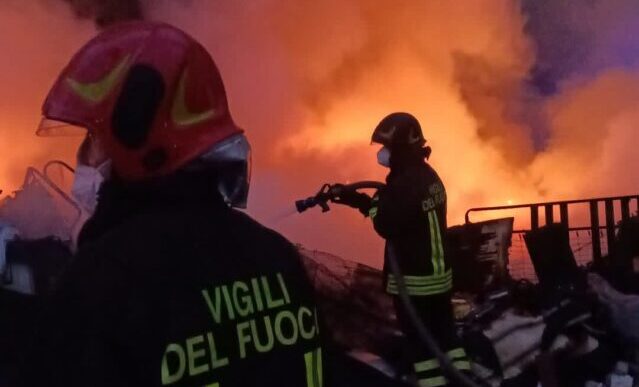 Incendio devasta capannone abu