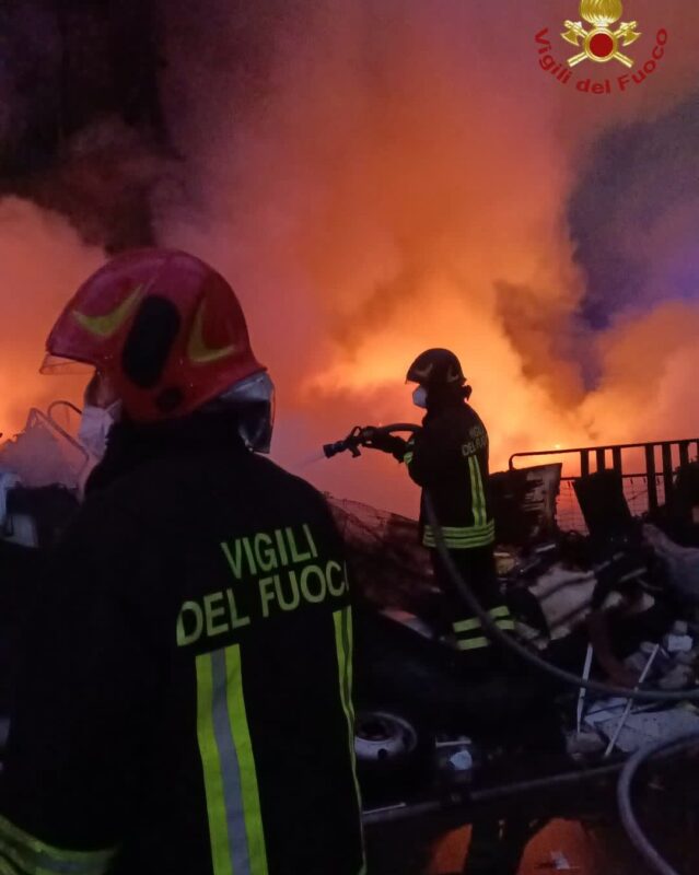 Incendio devasta capannone abusivo nella periferia di Roma: evacuate oltre 50 persone