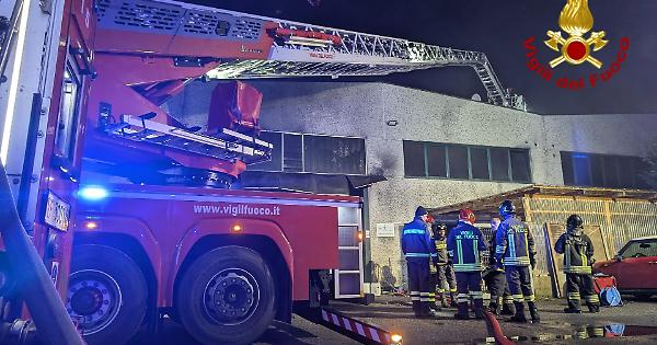 Incendio devasta capannoni industriali a Volpiano: ingenti danni e indagini in corso