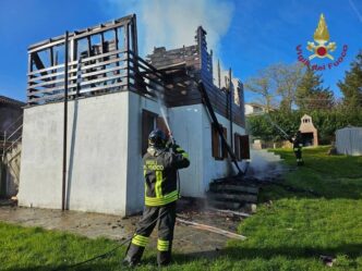 Incendio Devasta Un27Abitazione