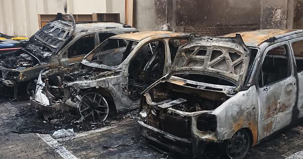 Incendio devastante a Torino: tre auto distrutte in un cortile di edilizia popolare