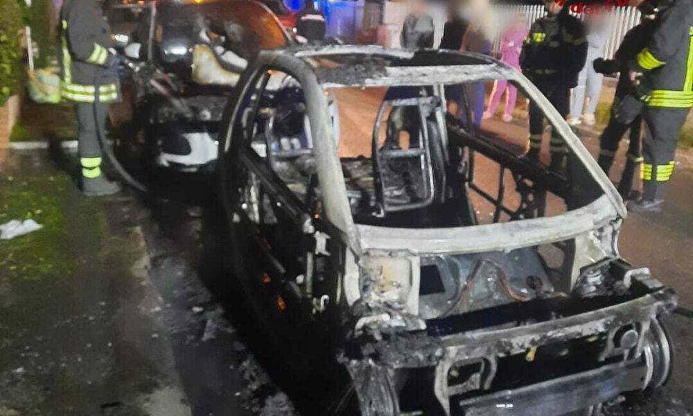 Incendio distrugge auto a Sabaudia: intervento dei vigili del fuoco in piena notte