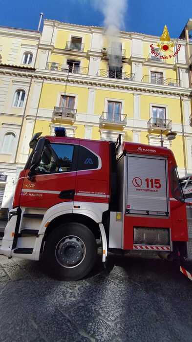 Incendio in Corso Trieste a Caserta: evacuate le abitazioni, intervengono Polizia e Vigili del Fuoco