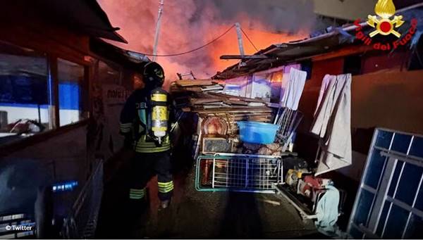 Incendio in ex istituto poligrafico a Roma: 50 persone evacuate e nessun ferito