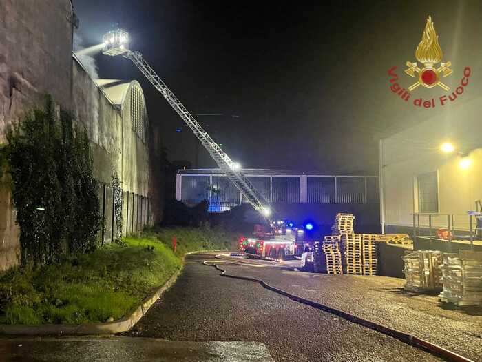 Incendio in un’officina a Milano: intervento dei vigili del fuoco e evacuazione senza feriti