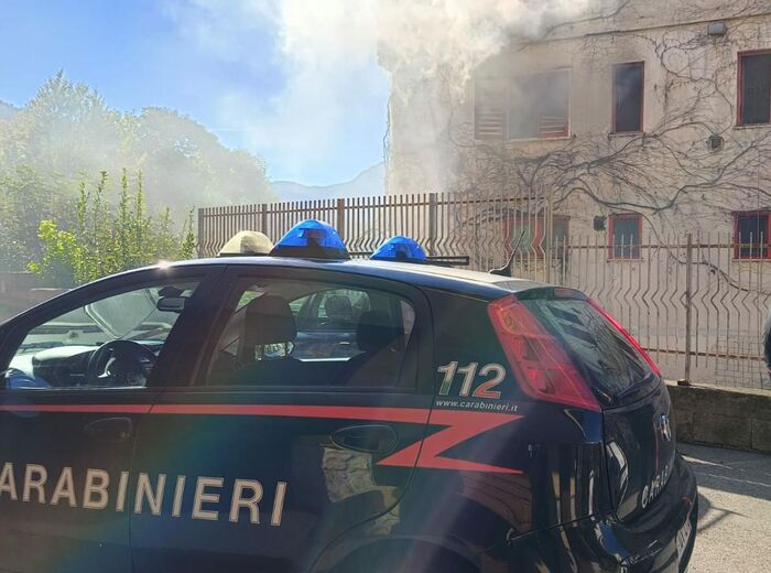 Incendio in una casa a Lettere: anziano salvato dai carabinieri