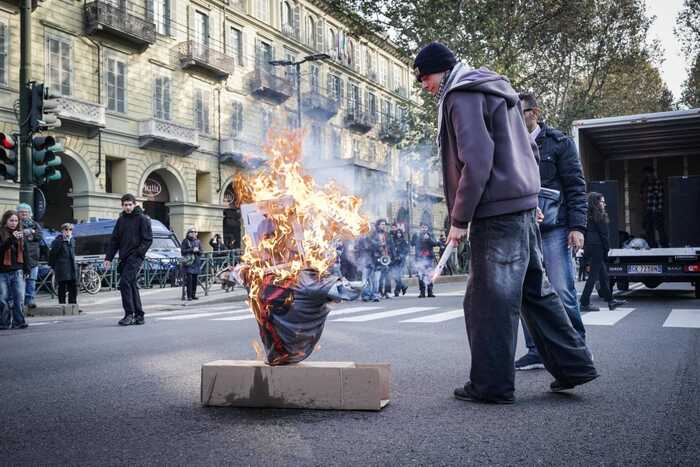 Incendio simbolico a Torino: bruciato fantoccio del ministro Valditara durante il corteo Pro Palestina