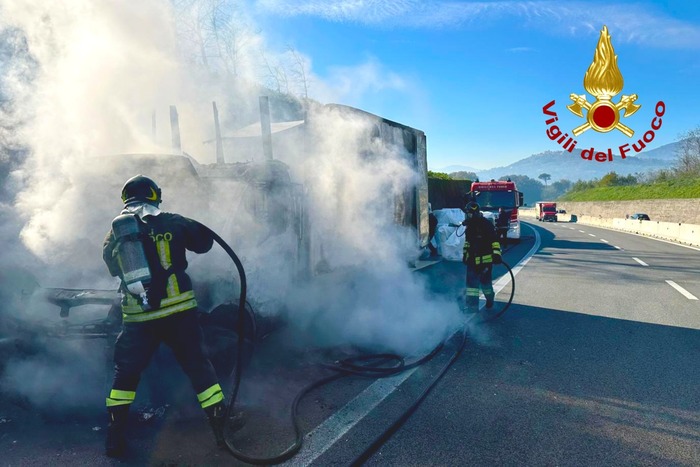 Incendio su autostrada A16: furgone distrutto, passeggeri in salvo a Manocalzati