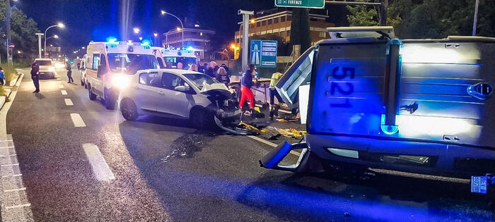 Incidente devastante a Roma: auto travolge tre agenti di polizia, uno perde una gamba