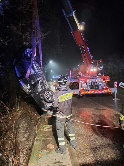 Incidente spettacolare a San Severino Marche: auto fuori strada e volo nel vuoto