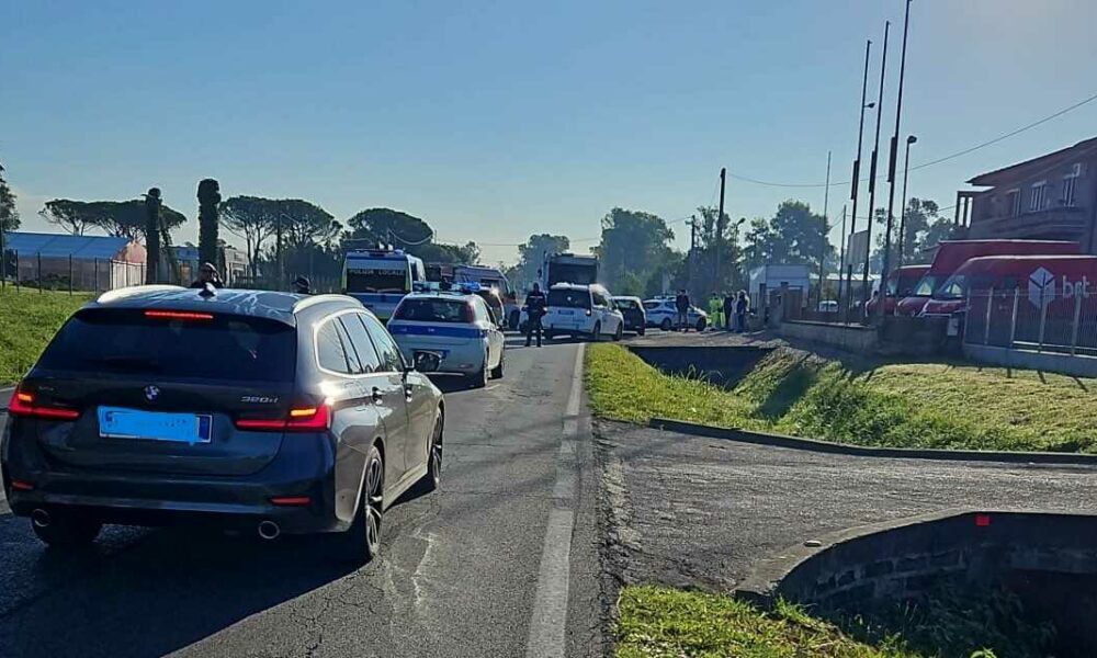 Incidente stradale a Latina: grave scontro tra un’auto e un compattatore dei rifiuti