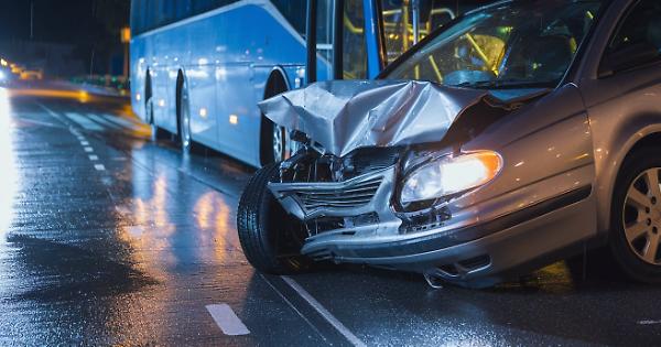 Incidente stradale a Rivoli: scontro tra due veicoli blocco del traffico in corso IV Novembre