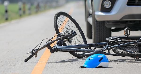 Incidente stradale a Torino: ciclista travolta da auto in un incrocio pericoloso