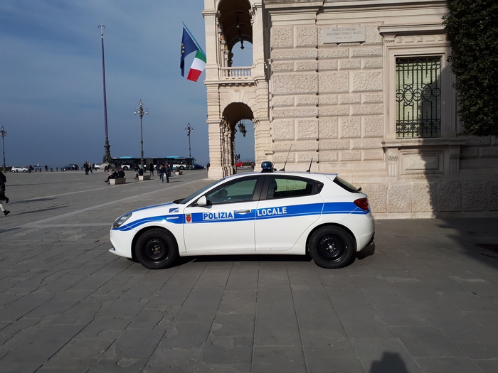 Incidente stradale a Trieste: proprietario dell’auto accusato di omissione di soccorso e fuga