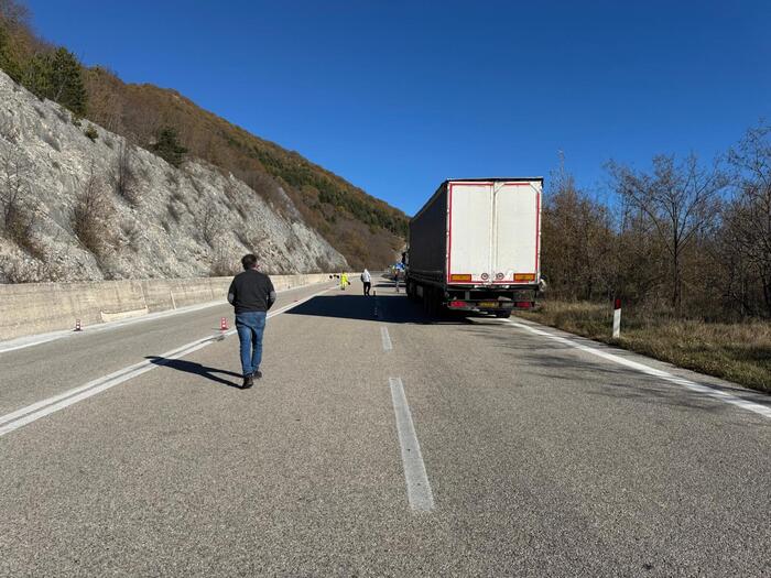 Ingente traffico sulla statale 17 per incendio di un mezzo pesante nella galleria Fiore