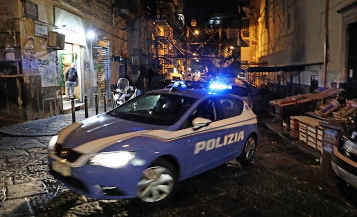 Intensificati i controlli della polizia a Napoli durante la notte di Halloween: multe e violazioni scoperte