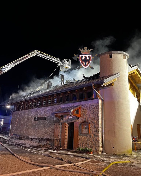 Intervento dei vigili del fuoco per un incendio sul Monte Zugna: un’operazione complessa e tempestiva