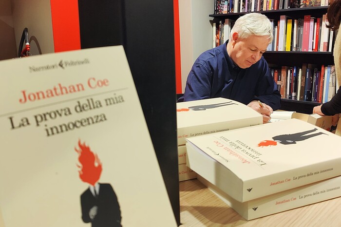 Jonathan Coe presenta il suo nuovo libro a Roma: tra politica, mistero e nostalgia