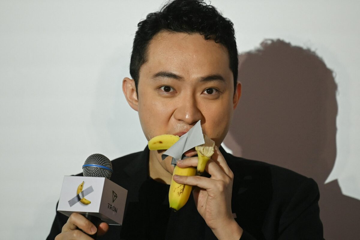 Justin Sun mangia la banana d’arte da 6,2 milioni di dollari di Maurizio Cattelan a Hong Kong