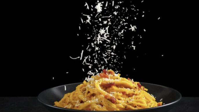 La storia della carbonara è avvolta nel mistero, ma la versione più accreditata la colloca nel 1944