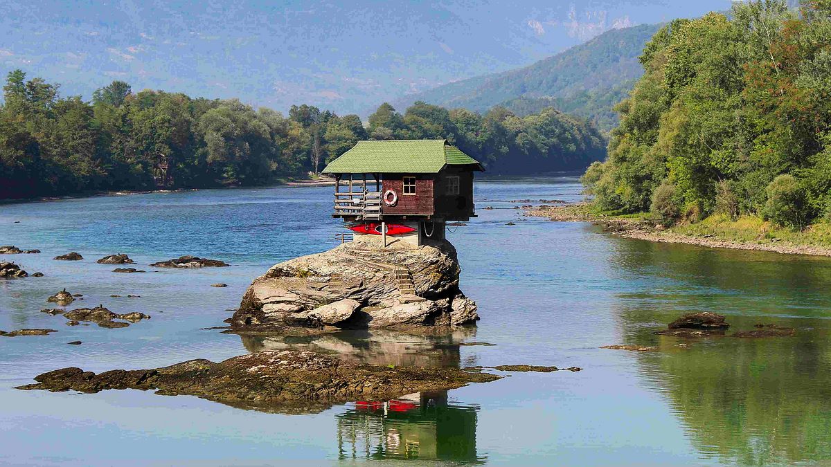 La Casa Drina: il rifugio iconico che incanta i visitatori in Serbia