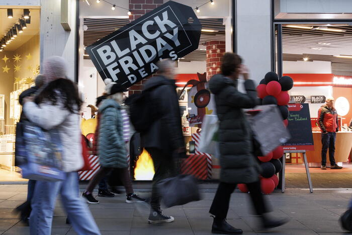 La corsa agli sconti prenatalizi: il Black Friday mette alla prova il commercio locale