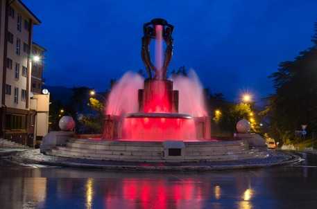 La fontana luminosa de l’aquila si illumina di rosso per commemorare le vittime della strada