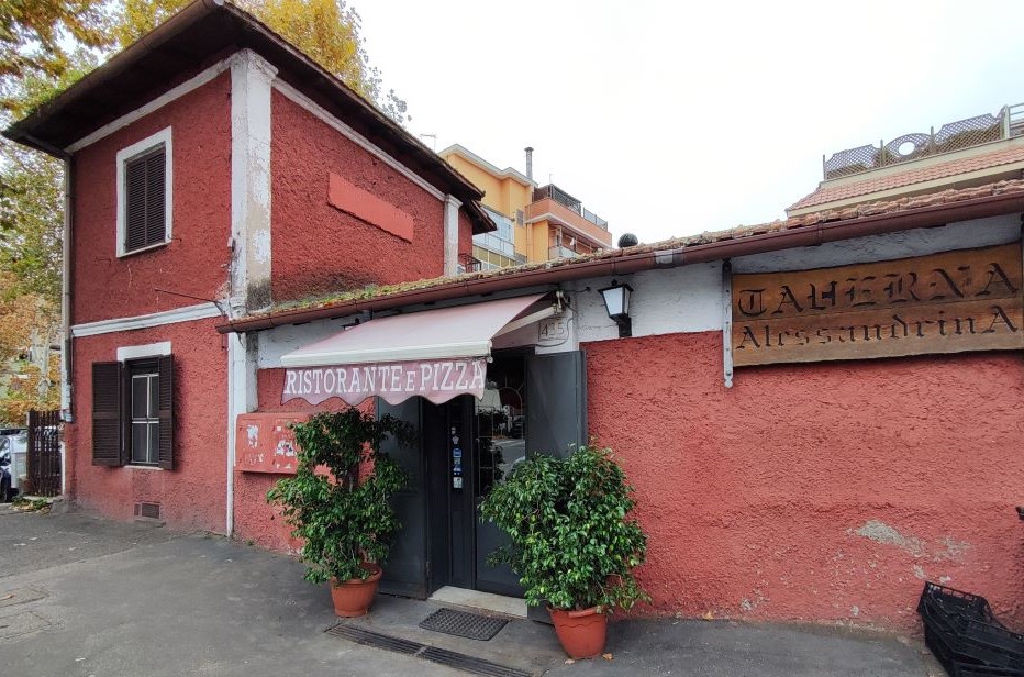 La taverna alessandrina: storia e tradizione della casetta rossa a viale alessandrino