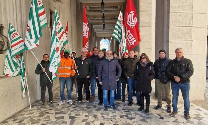 Lavoratori ICI in protesta alla Prefettura della Spezia per ritardi nei pagamenti e nel cantiere