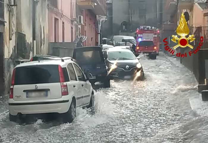 Maltempo a Catania: Acireale colpita da allagamenti e strade impraticabili, intervengono i soccorsi