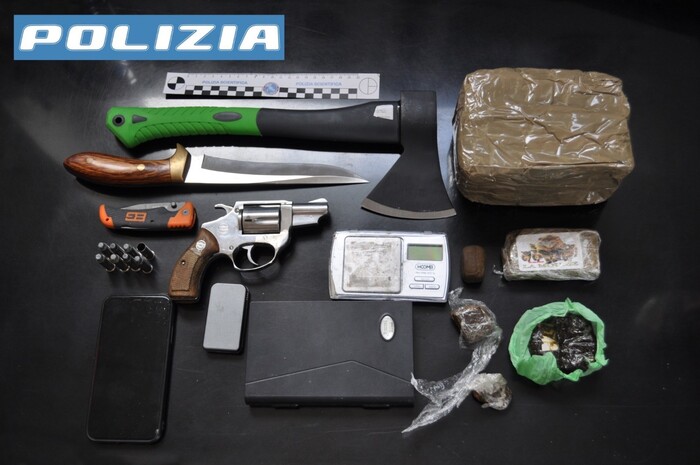 Manette per un 52enne a Savona: trovato con armi e hashish nella sua abitazione