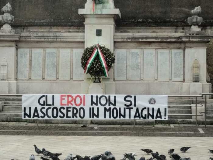 Marcianise sotto i riflettori: provocazione neofascista al Monumento ai Caduti