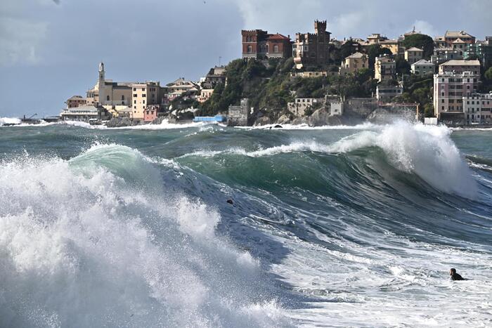 Mareggiata intensa in Liguria: attese onde fino a 7 metri e venti forti